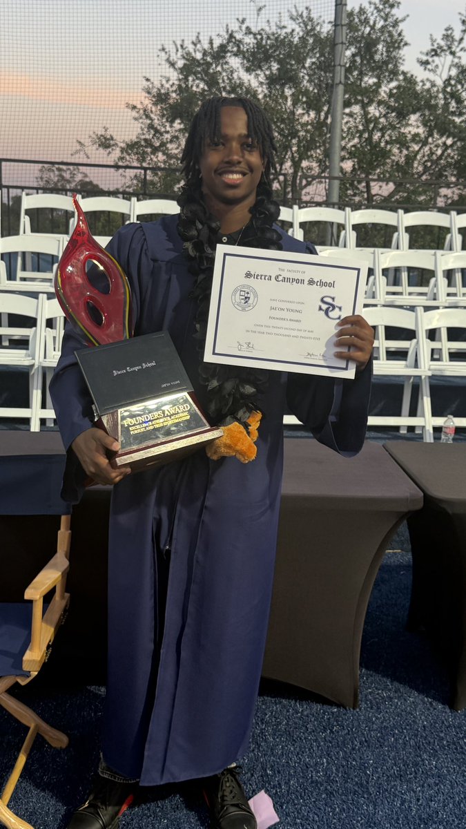 j1young_'s tweet image. GOD is Great! Blessed to have graduated today and receive the Founders Award! Making history🙏🏾 @SierraCanyonFB #BallersWithBrains