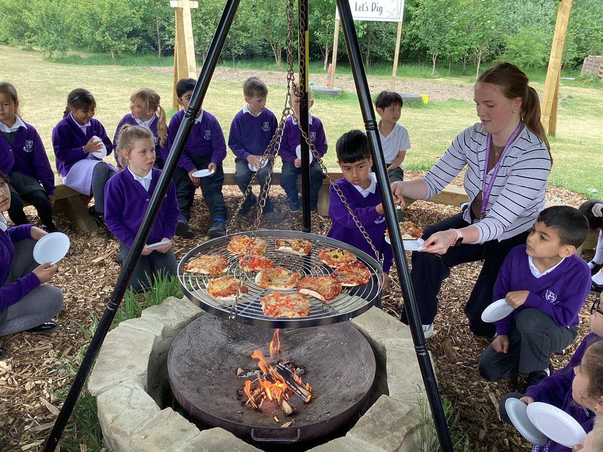 AlwoodleyPS's tweet photo. Beech 2 LOVE DT! We enjoyed planning and making our delicious pizzas. Thank you to our fabulous kitchen team for organising all of our ingredients.
#designtechnology #minichefs https://t.co/tBtesufiTv