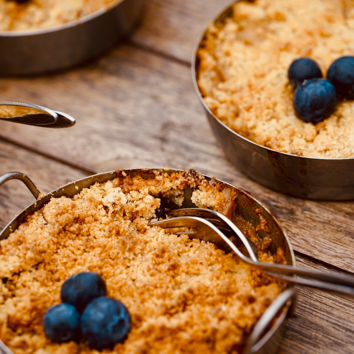 Een van de favorieten bij Fort de Gagel: onze huisgemaakte appelcrumble. Vers uit de oven, rijk gevuld met sappige appel, een goudbruine, krokante kruimellaag met blauwe bessen en als je wilt een toef slagroom. Simpel, klassiek en onweerstaanbaar. fortdegagel.nl