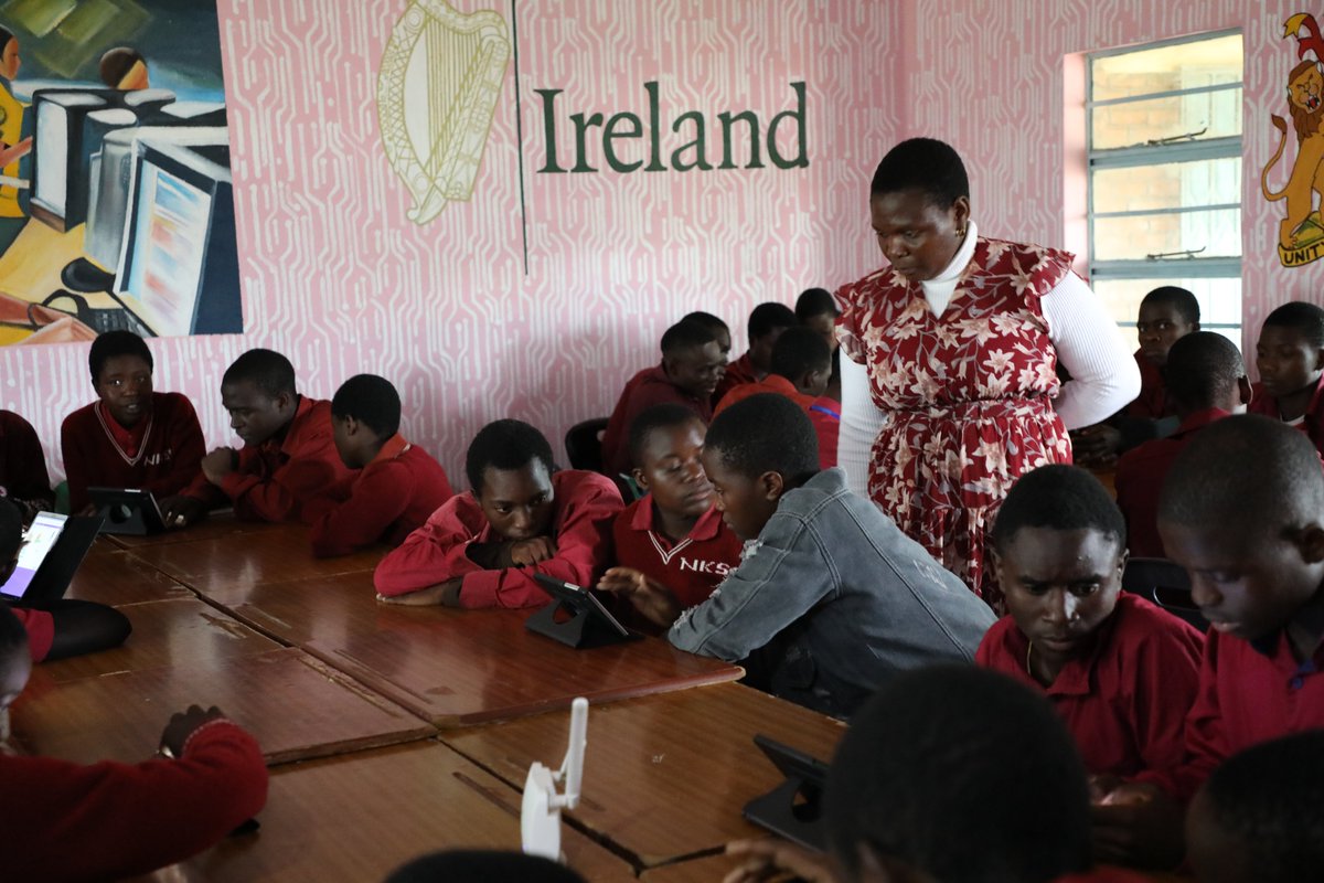 unwomenmalawi's tweet photo. 🚀 @unwomenmalawi just wrapped up an incredible week -digital empowerment, women-led businesses &amp; sustainable farming. Transformation in action! #GenderEquality

Before #MGCC, only 1 of the 30+ students at  Nhkolongo Secondary School  Innovation Hub knew how to use a tablet https://t.co/cVyAT3Ufsm