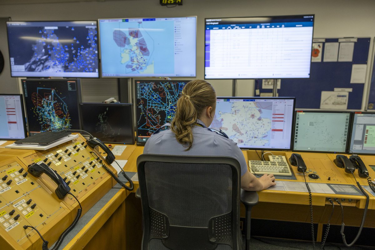 The UK Distress and Diversion Cell is there to support aircraft who are lost or in an emergency (PAN/MAYDAY) 24/7, 365! Using auto-triangulation from 121.5MHz, they can quickly locate aircraft and formulate a plan for a safe recovery. Callsign: London Centre #UKDistressDiversion