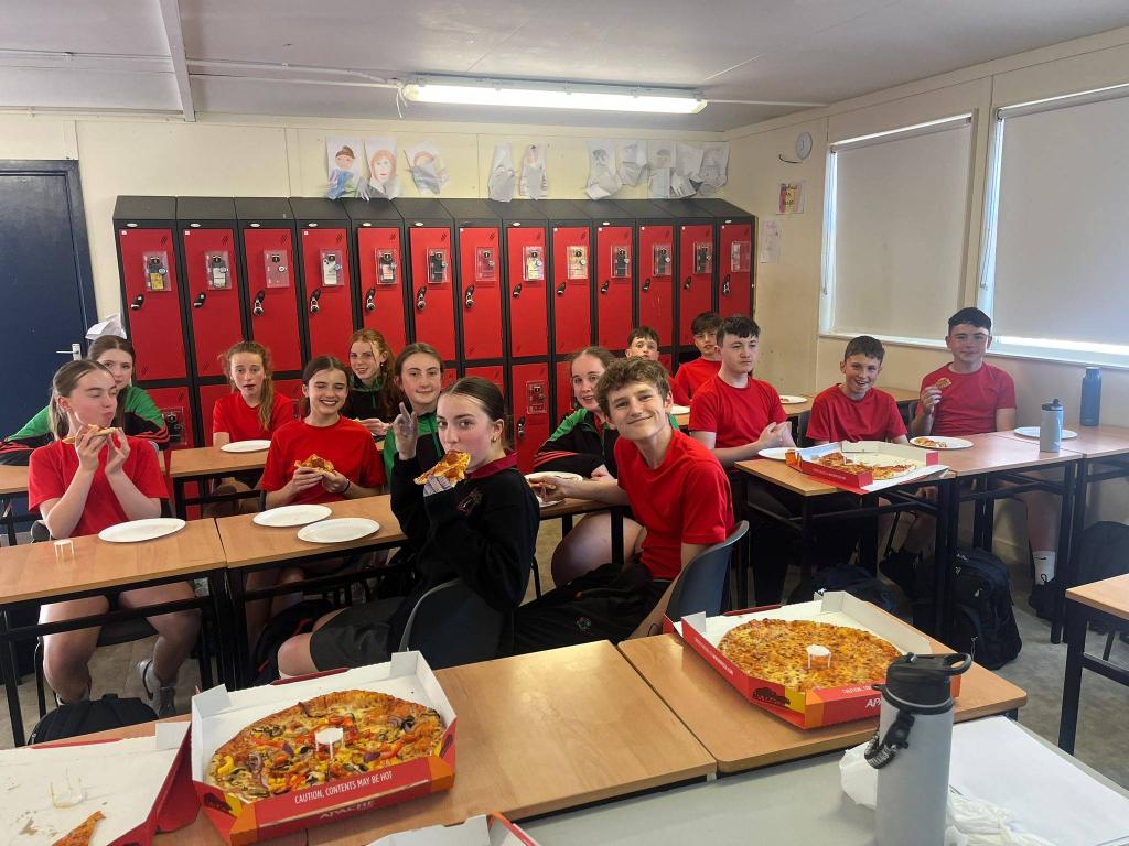 Bhain Rang 1B lán taitnimh as a gCóisir Pizza inné mar thoradh de bhua Gradam na Gaeilge. Beatha teanga í a labhairt!