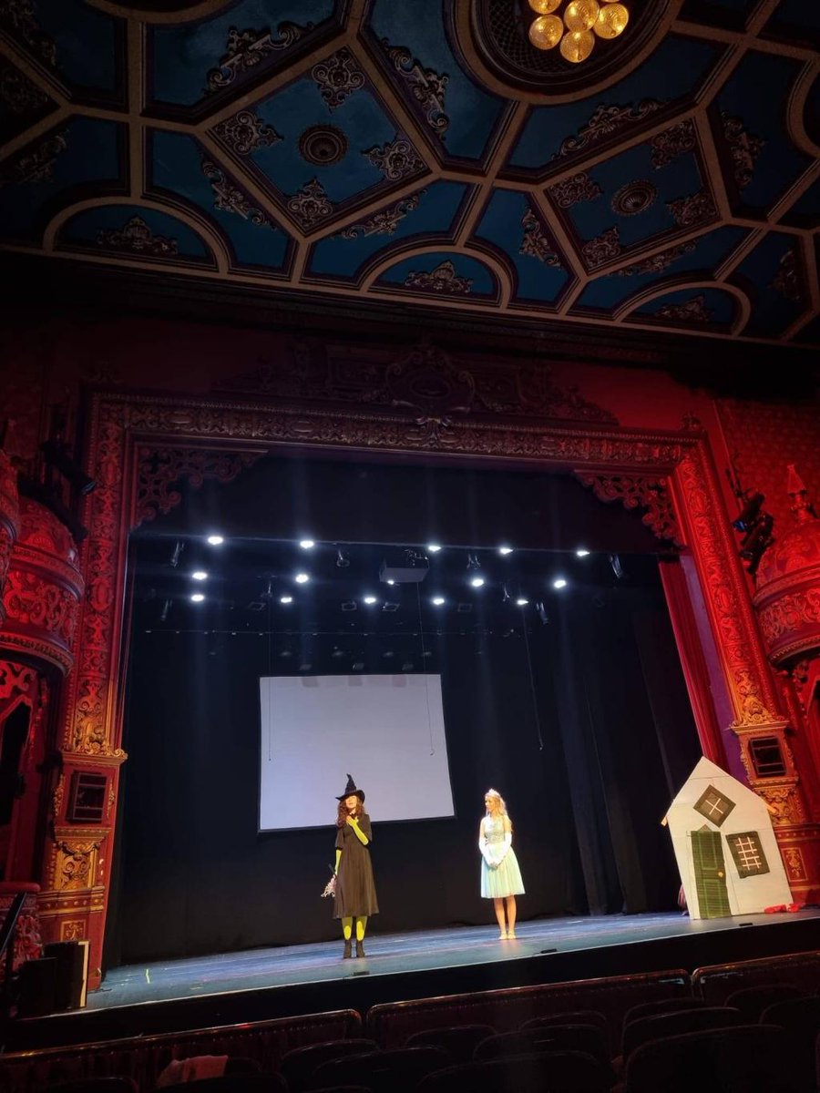 Agus, tá na léirmheasanna istigh! Cúig réalt don Draíodóir Oz san amharclann Everyman! Maith sibh daltaí na hidirbhliana, agus na múinteoirí!