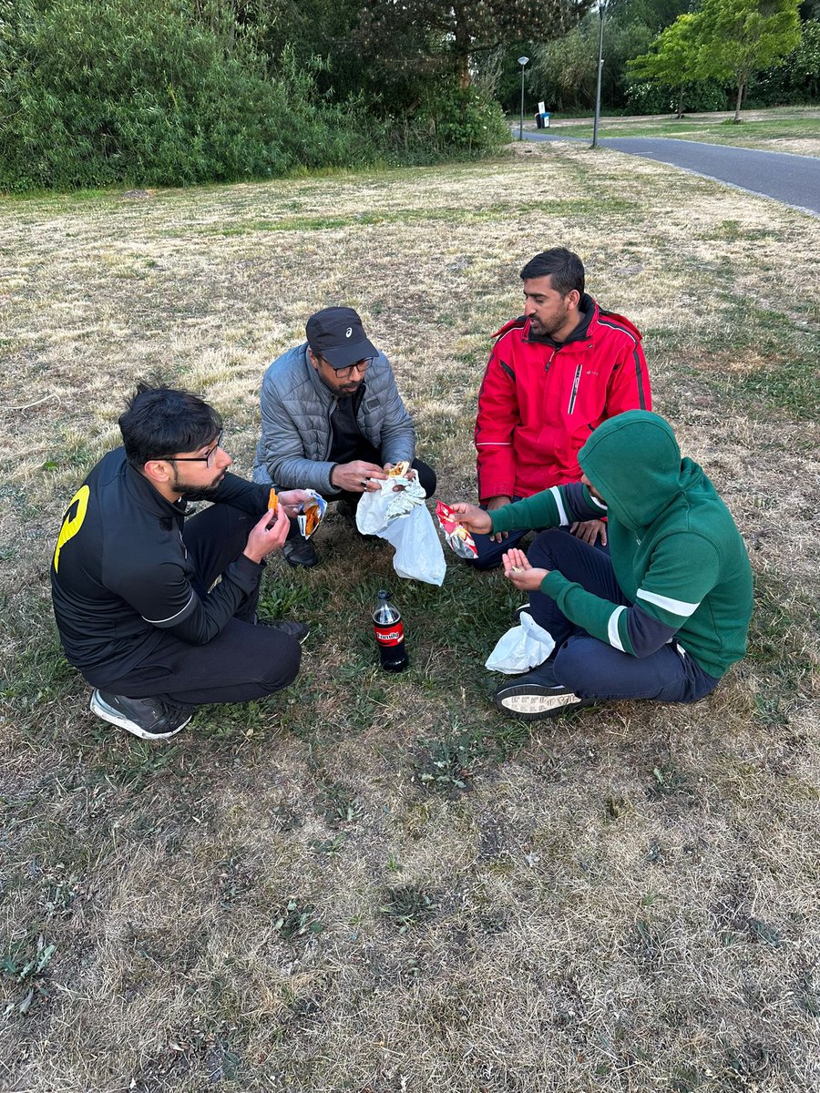 AmsterdamAMJO's tweet photo. 🏏 Gisteravond werd het veld in Amsterdam Zuidoost omgetoverd tot een levendig crickettoernooi, georganiseerd door jongeren van de Ahmadiyya Moslim Gemeenschap. Sport, saamhorigheid en geloof kwamen samen onder de avondzon. 🌇✨#Zuidoost #CricketVibes #Ahmadiyya #Islam https://t.co/ZW3BoeZsoV