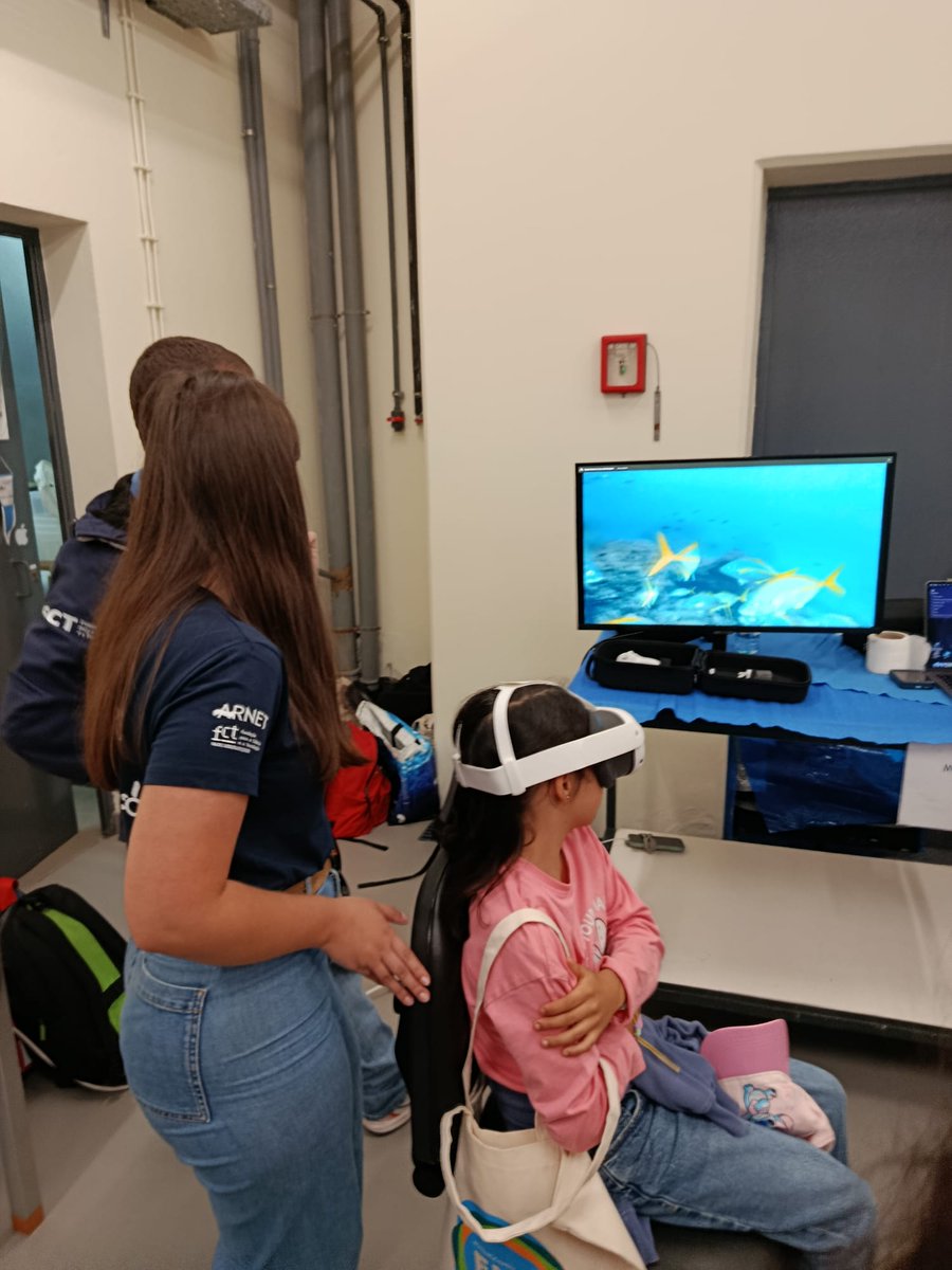 Yesterday, the team from MARE–ARDITI, working on the #CLIMAREST project, proudly took part in the European Maritime Day In My Country 2025🌍

Students discovered:
🔹 What algae are 
🔹 Algae diversity in Madeira
🔹 Their crucial role in marine ecosystems

<a href="/MAREscience/">MARE</a> #EUMissions