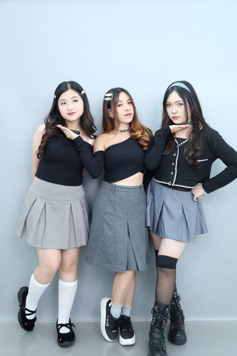 selfietimeid's tweet image. Gak usah bingung lagi mau pose apa di Studio Pro Selfie Time! Karena MinSelf udah ngumpulin ide pose yang bisa kamu coba. Auto berasa jadi idol K-Pop sih~✨😚

Jangan lupa save dan bookmark tweet ini, lalu ajak bestie atau ayang buat foto di Selfie Time ya!
#SelfieTime #idepose