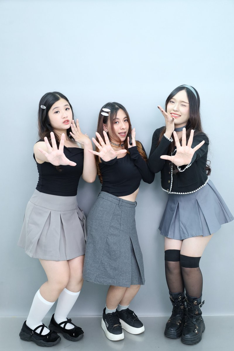 selfietimeid's tweet image. Gak usah bingung lagi mau pose apa di Studio Pro Selfie Time! Karena MinSelf udah ngumpulin ide pose yang bisa kamu coba. Auto berasa jadi idol K-Pop sih~✨😚

Jangan lupa save dan bookmark tweet ini, lalu ajak bestie atau ayang buat foto di Selfie Time ya!
#SelfieTime #idepose