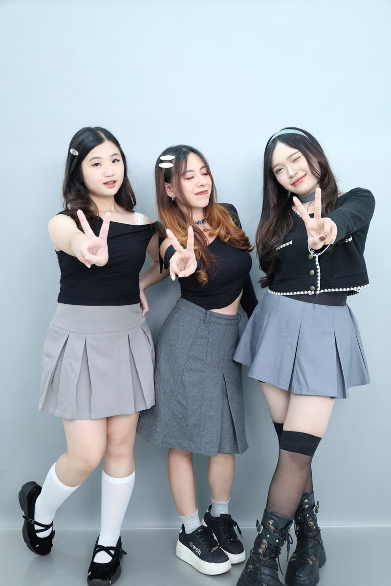 selfietimeid's tweet image. Gak usah bingung lagi mau pose apa di Studio Pro Selfie Time! Karena MinSelf udah ngumpulin ide pose yang bisa kamu coba. Auto berasa jadi idol K-Pop sih~✨😚

Jangan lupa save dan bookmark tweet ini, lalu ajak bestie atau ayang buat foto di Selfie Time ya!
#SelfieTime #idepose