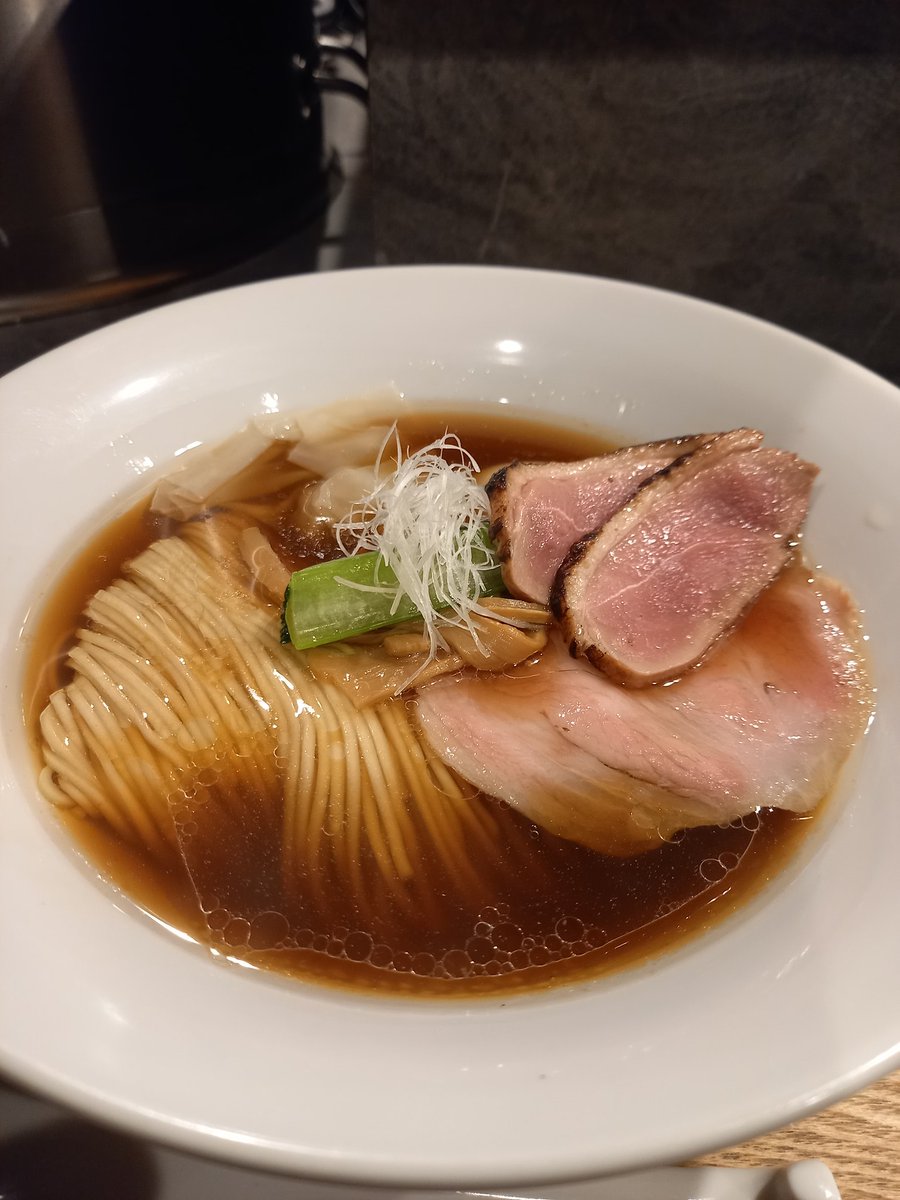 RAMEN  MATSUI

特製醤油

RAMEN  MATSUIさんの行列に並んでると海外にいる気分🤭
海外の方が85％位いる感じ💡
今日の待ち時間は110分位🍜

次回はいつも通り特製煮干or限定を注文しようと思います🎵

とても美味しかったです✨
ごちそうさまでしたぁ🙇‍♂️