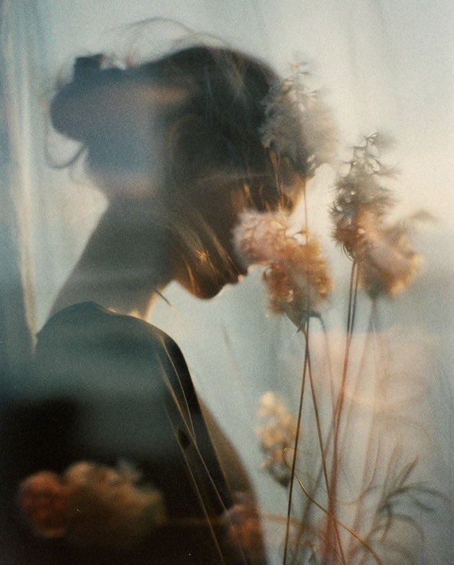 ~
“Listen to the wind,
       it talks.
Listen to the silence,
            it speaks.
Listen to your heart,
                   it knows.”
                             🖋️Rumi
~
      ©️Hannes Caspar