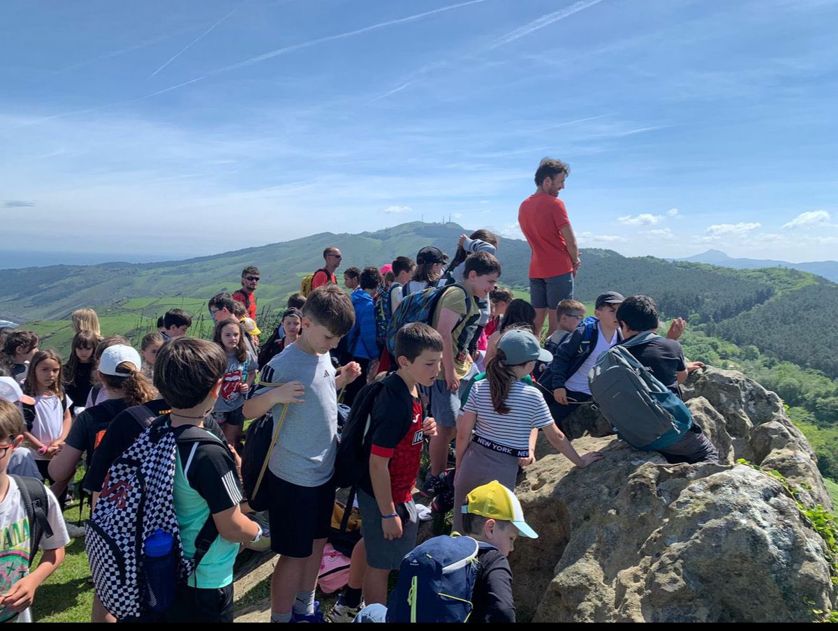 25.05.21 | LH3-Jaizkibel. Txangoa Gipuzkoako mendi federazioaren eskutik. Talaia bidearen zati bat ezagutzeaz gain, izena nondik datorren eta ingurua iraultza garaian zein garrantzitsua izan zen ikasi dute 💚Eskerrak mendi federazioari! #errenteria #orereta #ikastola #aurrera