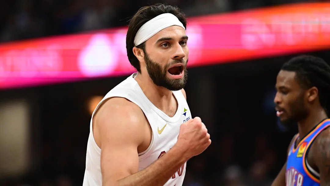 CavsNationFra's tweet image. Après avoir dit les termes en conf de presse :
«On doit être plus forts, physiquement et mentalement. On peut en parler ou le faire. personne ne parlera de notre SR, et il ne faut pas.»
Max Strus a adressé une promesse via ces RS :
«On vous doit tellement plus, on reviendra.»