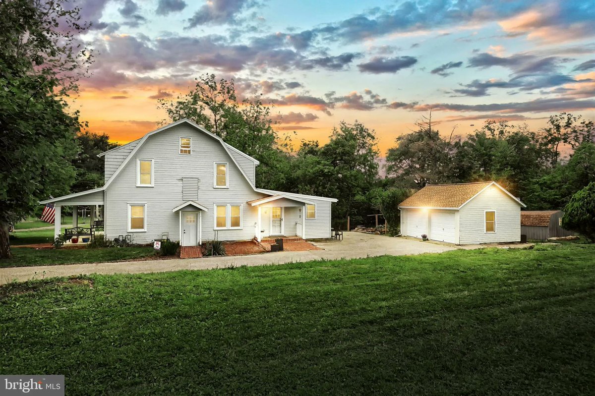 GinterGroup's tweet image. 725 Mount Herman Boulevard, York, PA, 17406
3 bed | 3 bath 2370 Sq. Ft.
Active | 342900
bit.ly/3SimJYS
Welcome to your serene retreat nestled along a private lane in the sought-after Central York School District. This charming 3-bedroom, 3-bath colonial offers a...