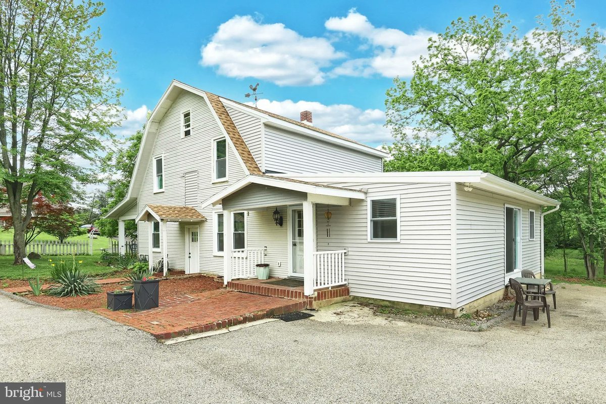 GinterGroup's tweet image. 725 Mount Herman Boulevard, York, PA, 17406
3 bed | 3 bath 2370 Sq. Ft.
Active | 342900
bit.ly/3SimJYS
Welcome to your serene retreat nestled along a private lane in the sought-after Central York School District. This charming 3-bedroom, 3-bath colonial offers a...