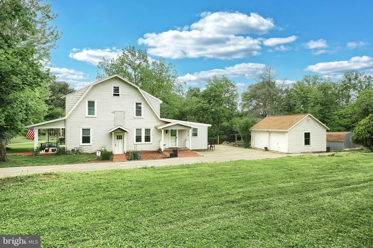 GinterGroup's tweet image. 725 Mount Herman Boulevard, York, PA, 17406
3 bed | 3 bath 2370 Sq. Ft.
Active | 342900
bit.ly/3SimJYS
Welcome to your serene retreat nestled along a private lane in the sought-after Central York School District. This charming 3-bedroom, 3-bath colonial offers a...