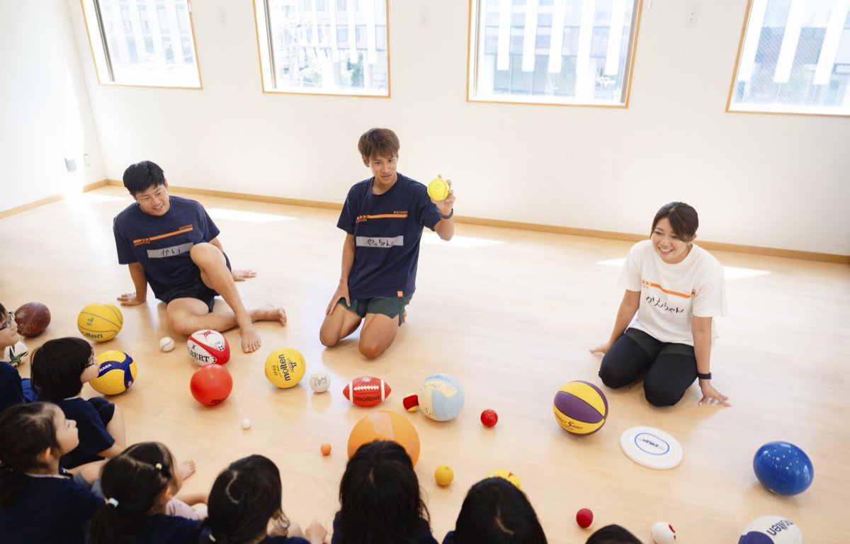 MyFirstBall's tweet photo. 「このボール、なんのボール？」⚽️
「このアスリートはどんなスポーツをしているの？」🏀

ただ、あそぶだけではなく
“知る”ことで、あそびがもっと楽しくなる！✨

My First Ballでは、子どもたちが新しいボールやアスリートのことを知り、「やってみたい！」の気持ちが育つ時間を大切にしています🤝 https://t.co/6W2lM5i46O