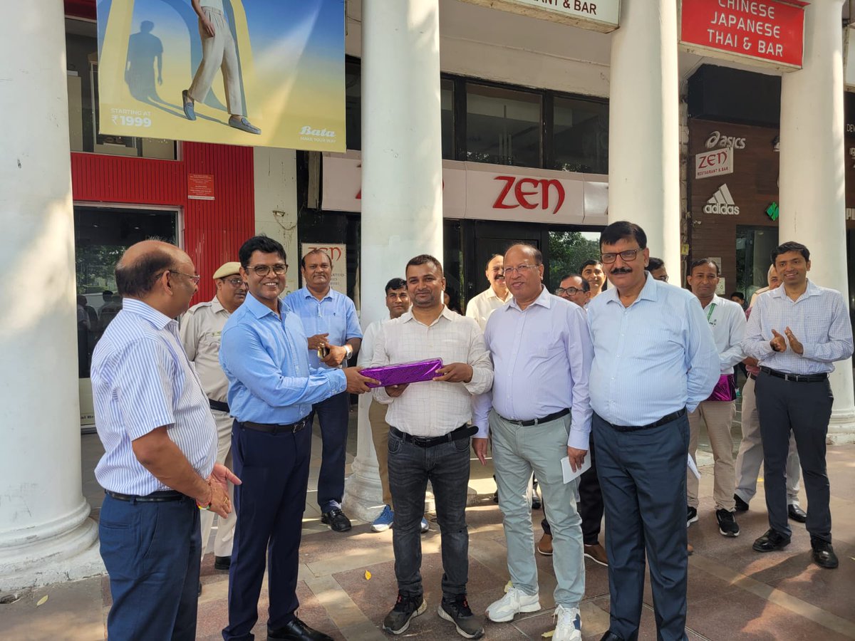 tweetndmc's tweet photo. When leadership meets dedication โ excellence follows!๐
Block B & C, CP transformed into spotless zones!
Kudos to our staff & officers, honoured by Chairperson NDMC Sh. keshav Chandra for their role in keeping Delhi clean!
#ZeroLitter #SwachhBharat #CleanCP #NDMCHeroes https://t.co/6RHFyGvhyY