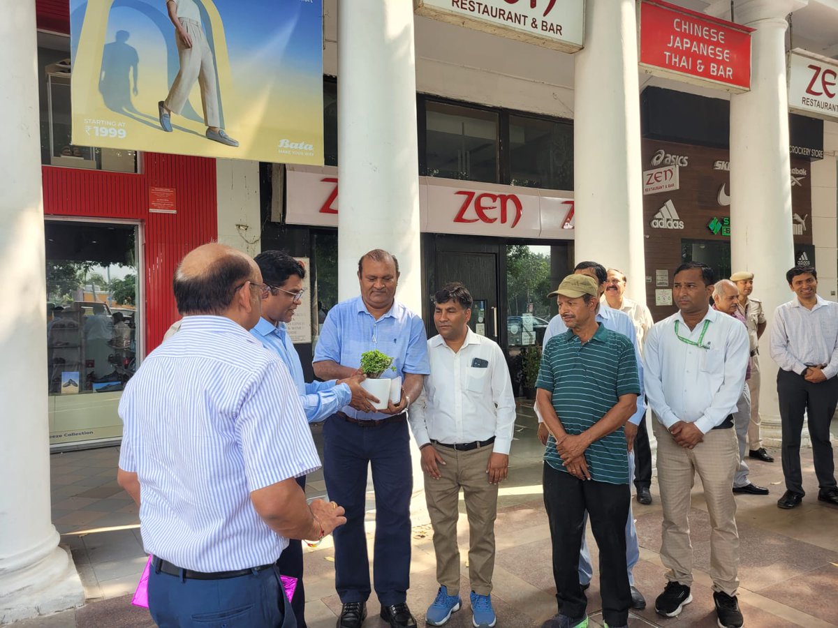 tweetndmc's tweet photo. When leadership meets dedication โ excellence follows!๐
Block B & C, CP transformed into spotless zones!
Kudos to our staff & officers, honoured by Chairperson NDMC Sh. keshav Chandra for their role in keeping Delhi clean!
#ZeroLitter #SwachhBharat #CleanCP #NDMCHeroes https://t.co/6RHFyGvhyY