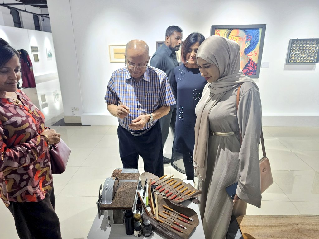 TheMaumoonFdtn's tweet photo. Our Chairman, President @maumoonagayoom, graced the art exhibition "Inscription", hosted by the Maldivian Artist Community, last night. https://t.co/RglMf4ZnW3