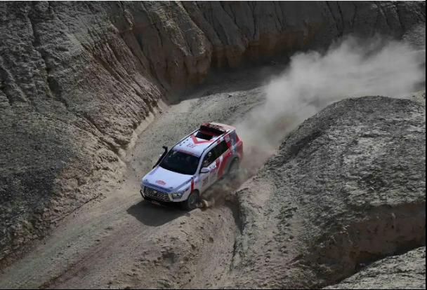 Harrison_Lvan's tweet photo. On the 20th, along the edge of Xinjiang’s Taklamakan Desert, a thrilling “#sports + #tourism” spectacle began! The 2025 China Around Taklimakan（International）Rally will span 11 days with a total course of 5,183 kilometers. https://t.co/yZ75vSvywY