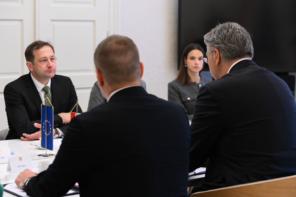Andrej Plenković (@andrejplenkovic) on Twitter photo S povjerenikom Europske komisije za poljoprivredu i hranu <a href="/CHansenEU/">Christophe Hansen</a> razgovarali smo o paketu mjera za pojednostavljenje Zajedničke poljoprivredne politike i novom Višegodišnjem financijskom okviru EU-a. Istaknuli smo važnost snažne i stabilne poljoprivredne politike s dva stupa S povjerenikom Europske komisije za poljoprivredu i hranu <a href="/CHansenEU/">Christophe Hansen</a> razgovarali smo o paketu mjera za pojednostavljenje Zajedničke poljoprivredne politike i novom Višegodišnjem financijskom okviru EU-a. Istaknuli smo važnost snažne i stabilne poljoprivredne politike s dva stupa