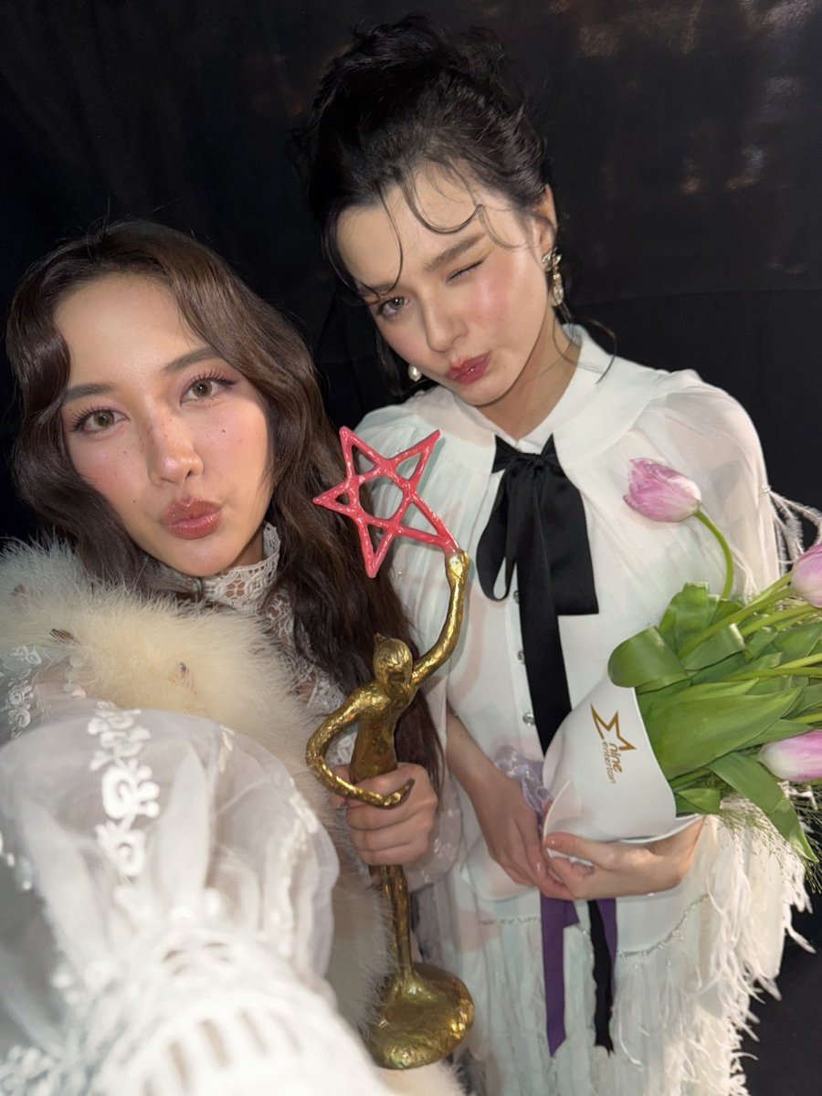 Las mejores siempre 🥹🤍

SAROCHA REBECCA AT 9ENT 2025
#NineEntAwards25xFreenBecky