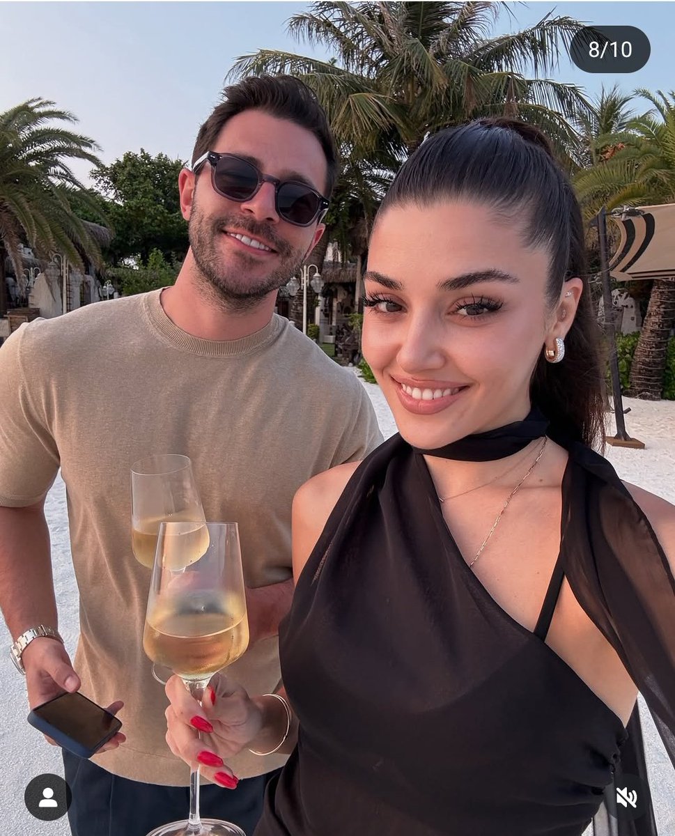 L'amore vi rende felici e così belli..
#HandeErçel #HakanSabanci