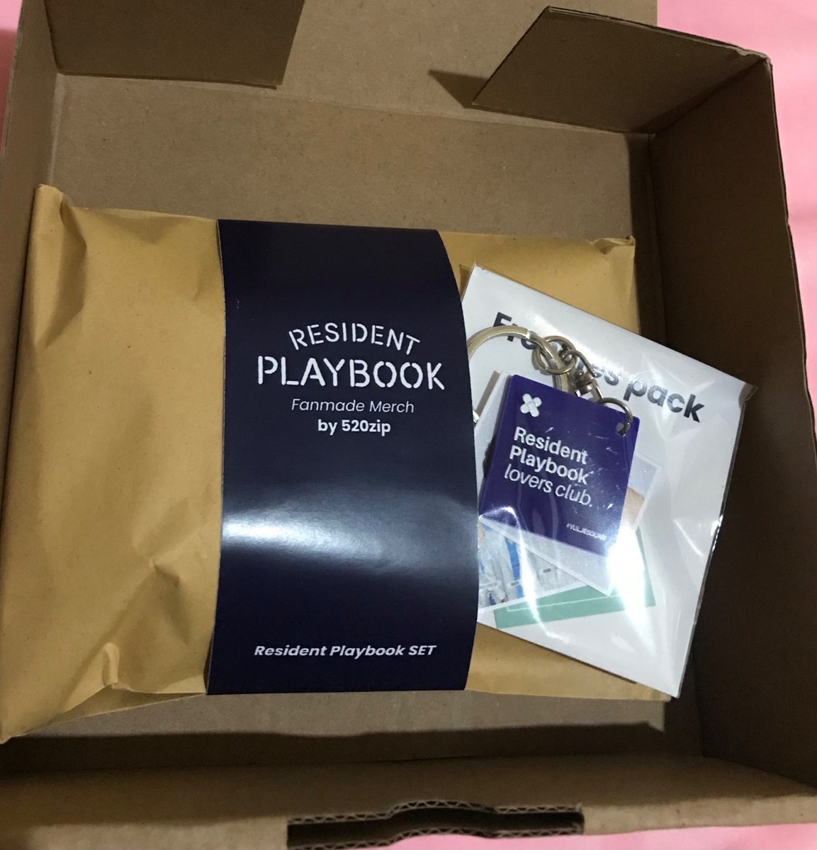 vinanoviantii's tweet image. Udah sampai Jogja 😍 aaaaaaaa tidak sabar untuk unboxing @_520zip