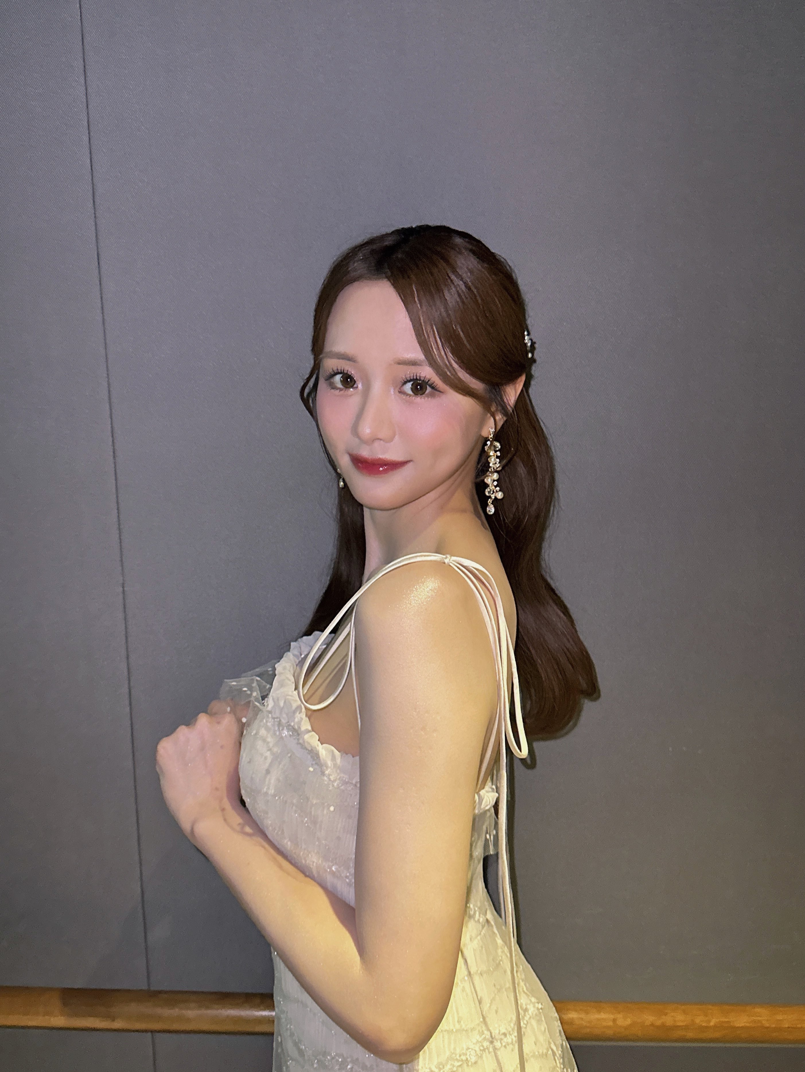 森香澄　デカチェキ　限定 森香澄「FRIDAY」表紙でデコルテ眩しい“圧巻のオトナセクシー