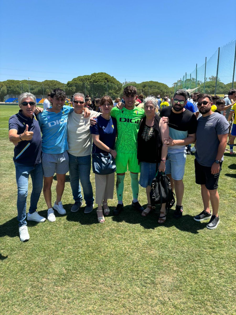 Angelpv131's tweet photo. Tras 9 temporadas llega el momento de despedirme de este club. Dar las gracias a todos los que me han apoyado en esta etapa, a mis padres, a mí hermano y amigos. También, agradecer a las personas que me han ayudado a crecer tanto futbolísticamente como personalmente.🔚❤️ https://t.co/AjIl3wQXrc
