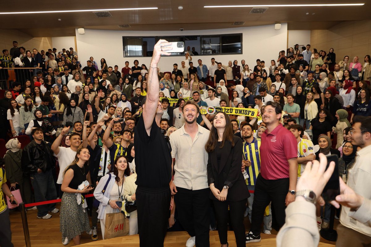 Spor Meclisimizin düzenlediği SporFest kapsamında üniversitemizde Türk futbolunun efsane kalecisi Volkan Demirel’i ağırladık. Moderatörlüğünü yapmaktan büyük keyif aldığım bu söyleşiye katılan tüm öğrencilerimize ve <a href="/1VolkanDEMIREL/">Volkan Demirel</a> hocamıza teşekkür ediyorum.

#SporMeclisi