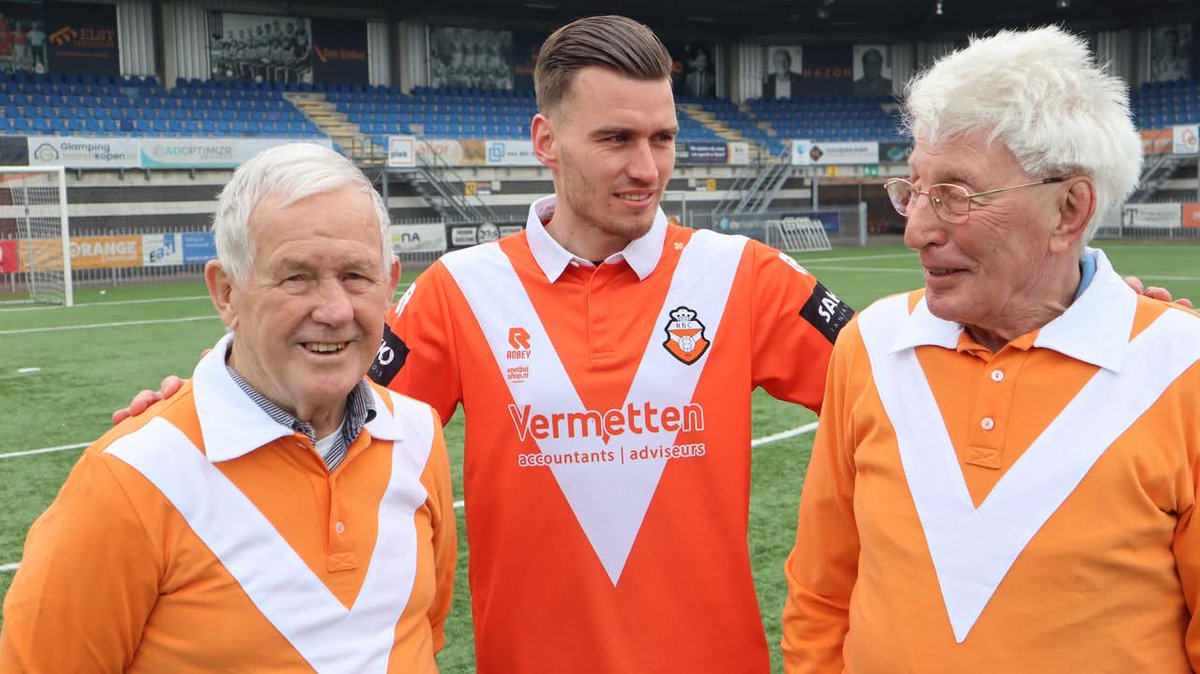 Fappelsientje's tweet image. Service waar we vrolijk van worden. Bestel een uur geleden het nieuwe thuis shirt van @RBCvoetbal en deze ligt nu al gereed om op te halen.. complimenten ook voor de toffe video @luiten1912 !! 

Komende zondag de boys dus supporteren in het nieuwe shirt😍😍😍