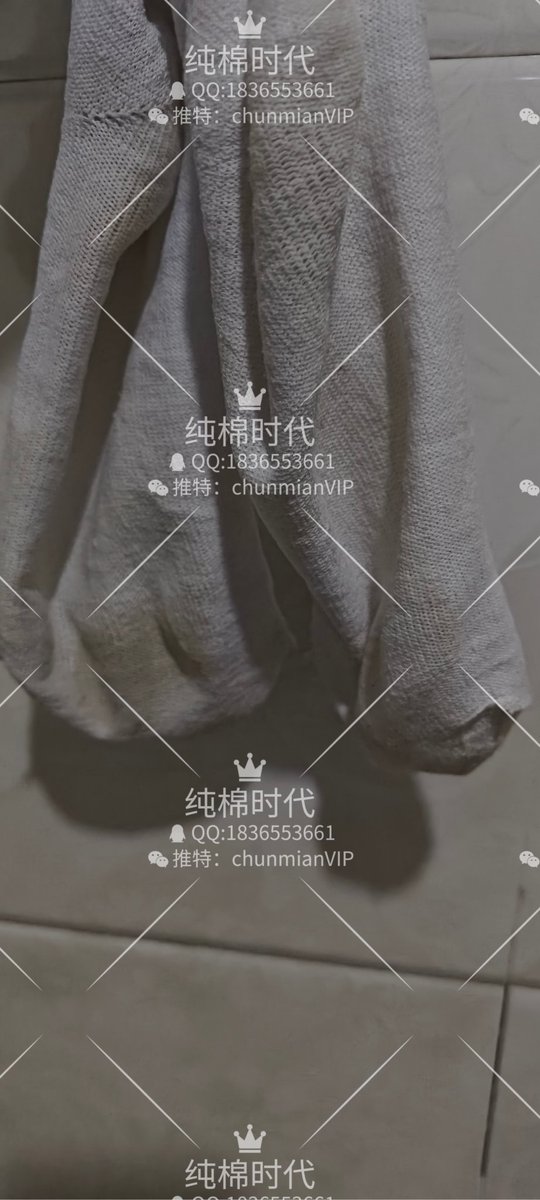 极品的云朵，这么热的天气下居然可以接受一周的袜子，在长沙这个熔炉一般的城市中，袜子变得又湿又臭，为了不影响同事，只能穿不透气的鞋，让汗水在鞋里不断蒸腾又凝结，味道也变得更加浓郁，以至于每次回家都要把袜子塞在鞋里，放在门外，防止宿舍变得无法呼吸。
#原味 #纯棉时代 #重口味