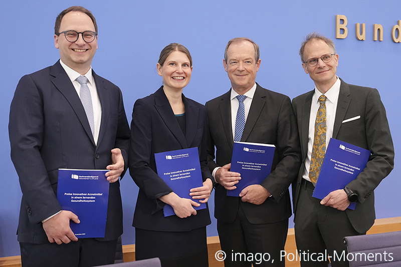 PA_Gesundheit (@pa_gesundheit) on Twitter photo Einführung von Arzneimittelbudgets, Abschaffung der freien Preisbildung, mehr Pay-for-Performance, bessere Forschungs(daten)infrastruktur: Diese und andere Vorschläge macht das neue Gutachten des <a href="/SVR_Gesundheit/">SVR Gesundheit & Pflege</a>. Unsere 📰 #NachrichtDerWochePAG 👉 pa-gesundheit.de/news/aktuelle-… Einführung von Arzneimittelbudgets, Abschaffung der freien Preisbildung, mehr Pay-for-Performance, bessere Forschungs(daten)infrastruktur: Diese und andere Vorschläge macht das neue Gutachten des <a href="/SVR_Gesundheit/">SVR Gesundheit & Pflege</a>. Unsere 📰 #NachrichtDerWochePAG 👉 pa-gesundheit.de/news/aktuelle-…