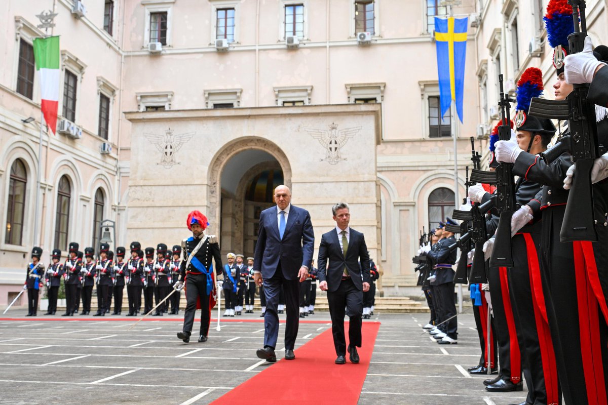 Ambasciatore Jan Björklund (@ambasciatorese) on Twitter photo Incontro a Roma tra il Ministro di difesa <a href="/PlJonson/">Pål Jonson</a> e su collega <a href="/GuidoCrosetto/">Guido Crosetto</a>. 🇸🇪 e 🇮🇹 condividono l’opinione che gli alleati europei della NATO debbano assumersi una maggiore responsabilità per la sicurezza europea e valorizzare un forte legame transatlantico. Incontro a Roma tra il Ministro di difesa <a href="/PlJonson/">Pål Jonson</a> e su collega <a href="/GuidoCrosetto/">Guido Crosetto</a>. 🇸🇪 e 🇮🇹 condividono l’opinione che gli alleati europei della NATO debbano assumersi una maggiore responsabilità per la sicurezza europea e valorizzare un forte legame transatlantico.