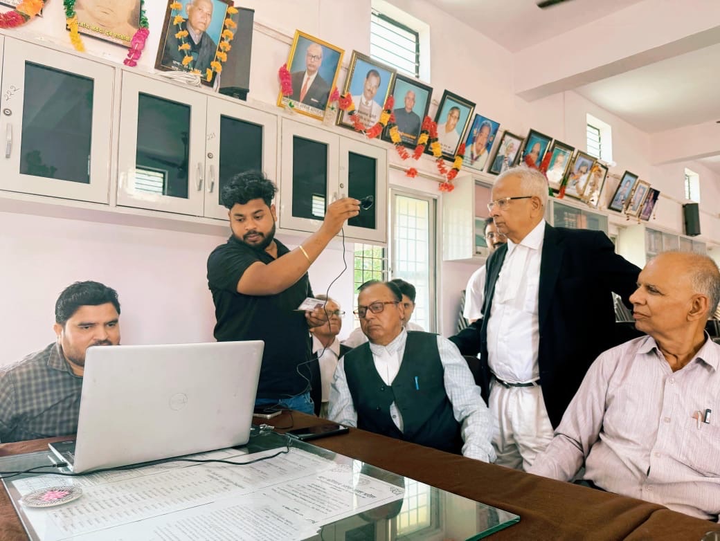 DpcABPMJAY's tweet photo. आज दिनांक 23/05/2025 को डिस्ट्रिक्ट कोर्ट - बार एसोसिएशन भवन, सिद्धार्थनगर में 70 एवं 70 से अधिक वर्ष के वरिष्ठ नागरिकों का आयुष्मान कार्ड बनाने हेतु शिविर का आयोजन किया गया। #ayushman70plus #AysuhmanBharat @AyushmanNHA @PmjayP @dmsid1 @Cdosid1 @CMOSiddharthna1 https://t.co/Y74AyLES3d
