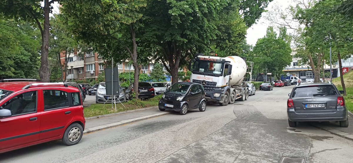 HITNO POTREBNA PODRŠKA #Blok_4‼️
Pored javnog priznanja glavnog urbaniste Beograda Marka Stojčića - da ovaj objekat ne treba da postoji, u iščekivanju rešavanja vraćanja u predjašnje stanje, investitor dovodi mešalice betonjerke, da nalivaju još jedan sprat!
BLOKIRAMO PRILAZ‼️