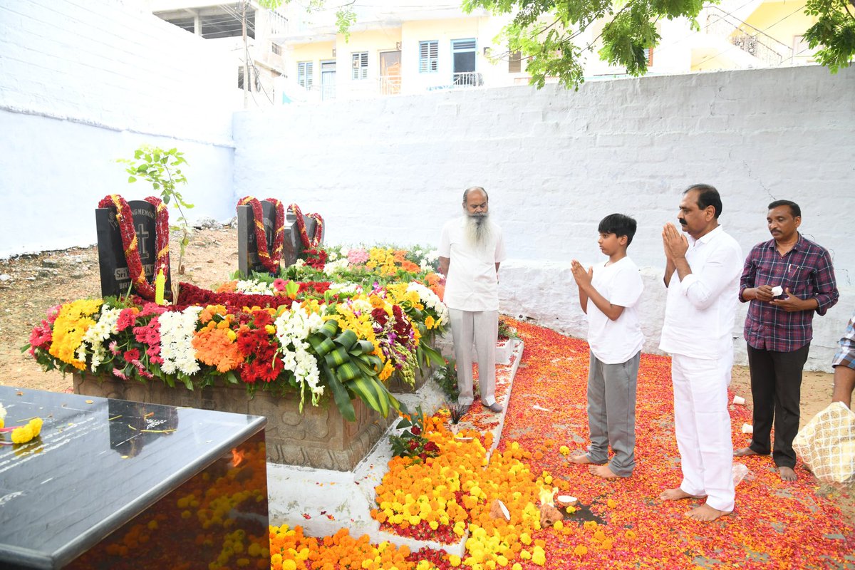 bhumanatirupati's tweet photo. YS రాజా రెడ్డి గారి వర్ధంతి సందర్భంగా పులివెందులలోని YS రాజారెడ్డి గారి ఘాట్ వద్ద నివాళులర్పించిన మాజీ టీటీడీ చైర్మన్, ఉమ్మడి చిత్తూరు జిల్లా అధ్యక్షులు భూమన కరుణాకర రెడ్డి గారు..
#YSRajareddy #YSRajareddyVardhanti #YSRCongressParty #YSRCP #YSJagan #Pulivendula #Kadapa #Tirupat https://t.co/Zd6UD7kjXa