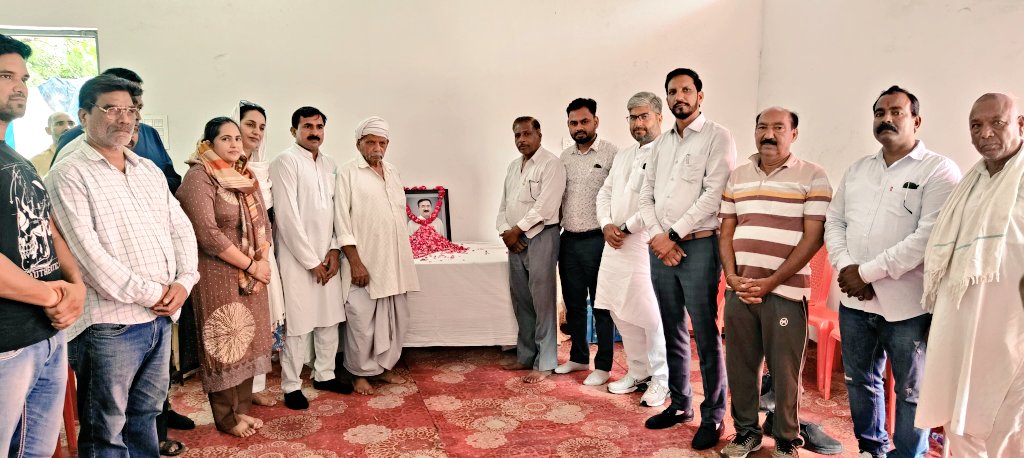 अम्बाला छावनी के वरिष्ठ नेता स्वर्गीय श्री हीरा लाल यादव जी की तृतीय पुण्यतिथि पर साथियों सहित श्रद्धा सुमन अर्पित किए।