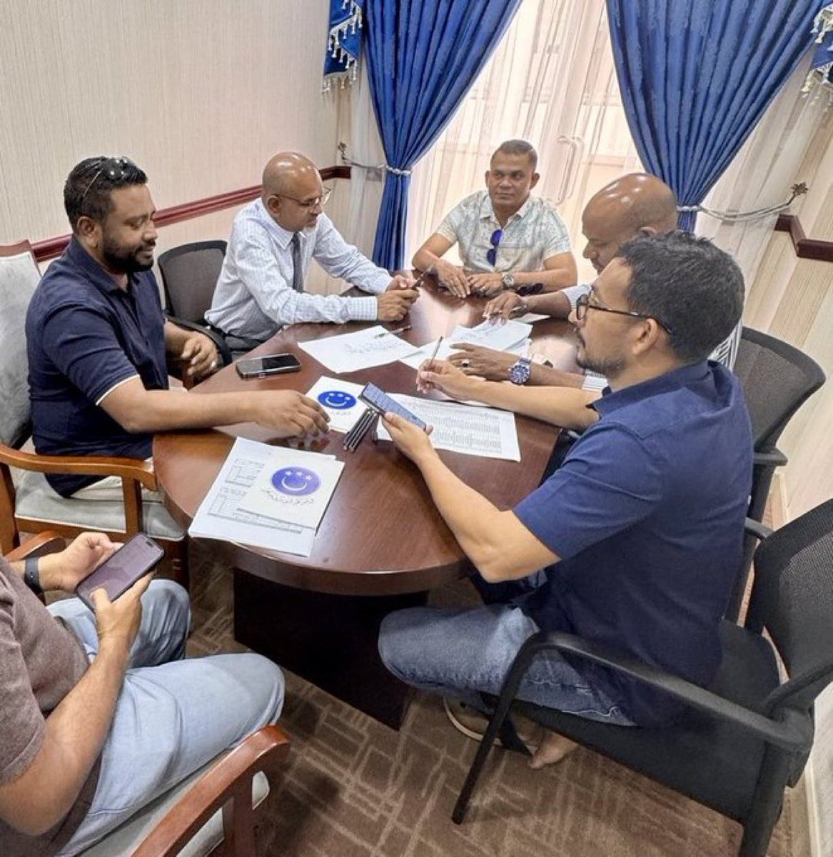 Andrew (@andrewadhurey) on Twitter photo Majlis ah alah vadhegen ulhey lha sorunge bolah chipu jahaafa mi vagun ge network in dhanee vakkan kuramun. <a href="/MMuizzu/">Dr Mohamed Muizzu</a> kairee mimeehun bunanee hurihaa MP in thibee varah badhahikoh kamah. Majlis ah alah vadhegen ulhey lha sorunge bolah chipu jahaafa mi vagun ge network in dhanee vakkan kuramun. <a href="/MMuizzu/">Dr Mohamed Muizzu</a> kairee mimeehun bunanee hurihaa MP in thibee varah badhahikoh kamah.