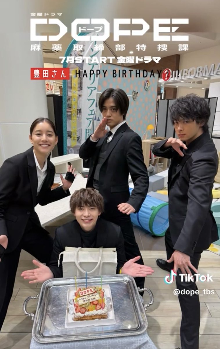 iw_cat's tweet image. 豊田くんお誕生日お祝いして貰ってる~!!!中村倫也さんと髙橋海人くんと新木優子ちゃんもいる😭😭😭めちゃくちゃ嬉しい😭😭😭ビジュ良すぎる😭😭😭
#豊田裕大
vt.tiktok.com/ZShWGVxNe/