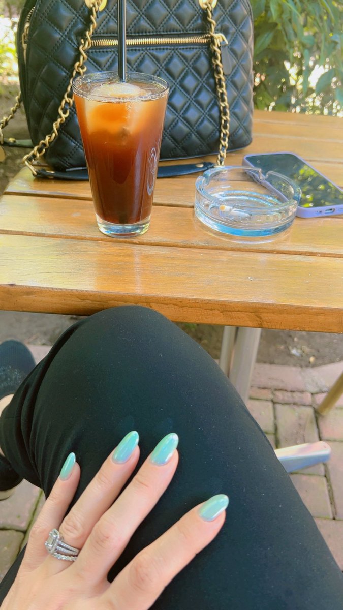 Ben kahvemi nasıl istersem öyle içiyorum.
Sen de öyle geleceksin: diz çökerek.

#KahveVeİtaat #SahibeSaatinde #FinansalEğitim