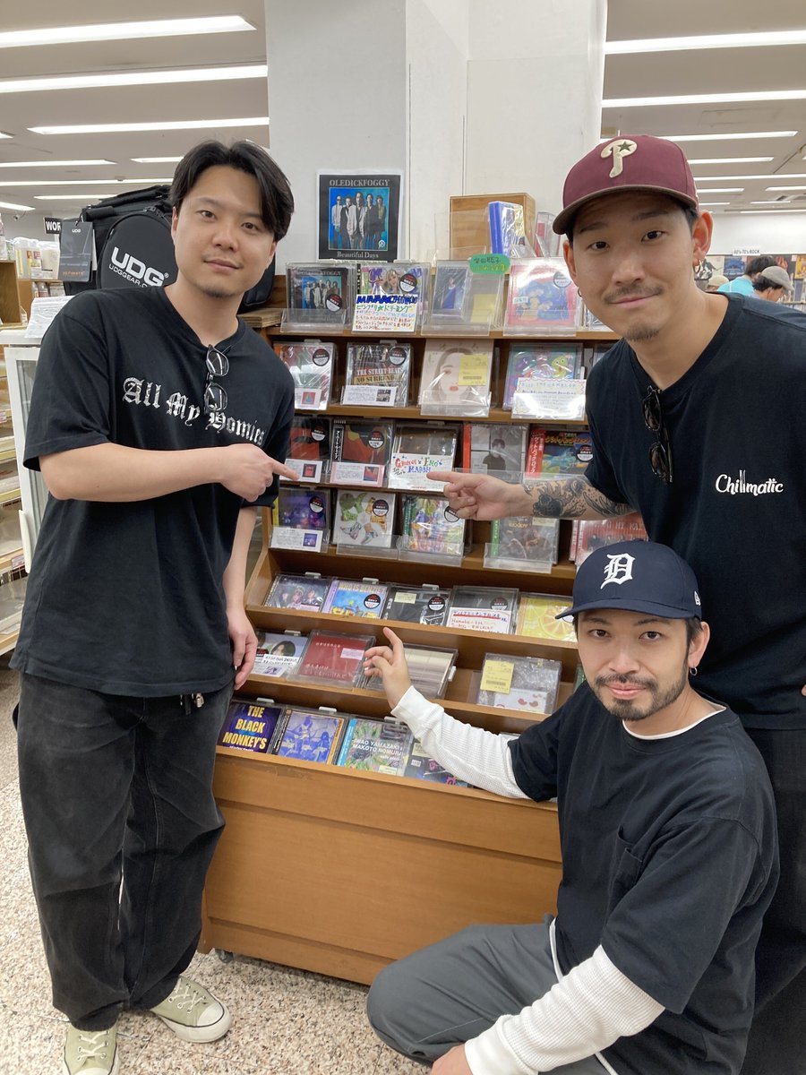 diskuniondsk's tweet photo. 都内を中心に活動する4人組バンド"marbh"
ご来店いただきました！！🔥
破壊と情熱、混沌と激情が交錯する全11曲を収録した
初の全国流通盤絶賛発売中！！⚡
https://t.co/BgJpSHFITH
＃marbh #ディスクユニオン下北沢 https://t.co/0wACSwneR3