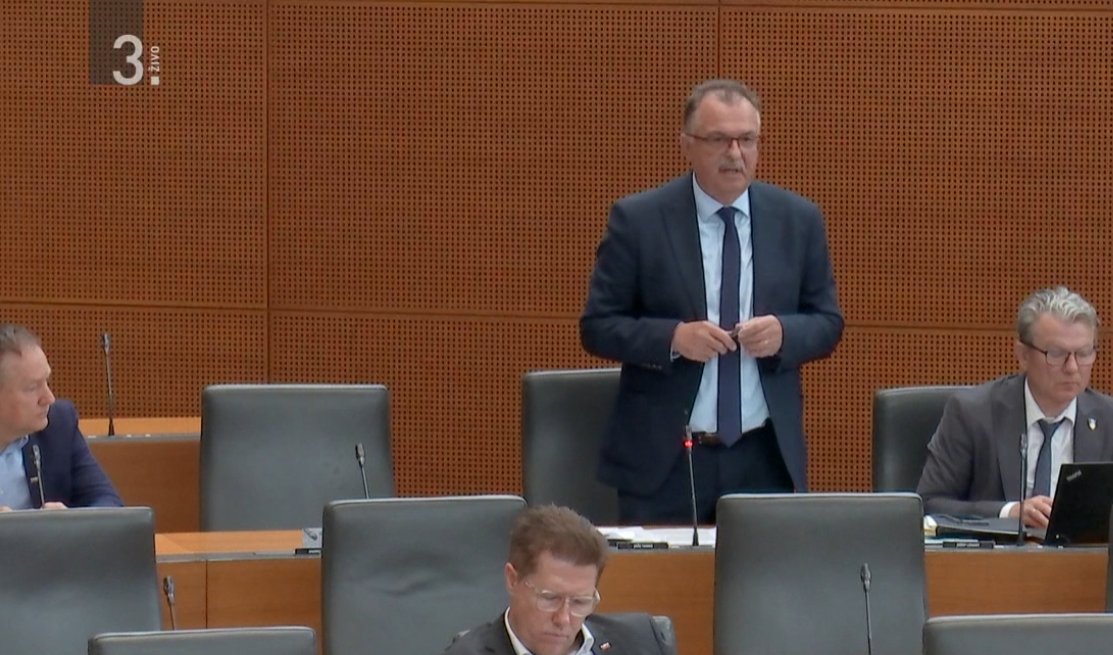 Poslanska skupina SDS (@ps_sds) on Twitter photo .<a href="/TankoJoze/">Jože Tanko</a>: Mesto vpisa gotovine v ustavo je bistveno. Če nekaj ni človekova pravica, in po trenutnem predlogu gotovina ne bi bila, potem so drugačni postopki na sodiščih. Zato je bistveno, da se pozicionira med človekove pravice in ne pod gospodarska razmerja. .<a href="/TankoJoze/">Jože Tanko</a>: Mesto vpisa gotovine v ustavo je bistveno. Če nekaj ni človekova pravica, in po trenutnem predlogu gotovina ne bi bila, potem so drugačni postopki na sodiščih. Zato je bistveno, da se pozicionira med človekove pravice in ne pod gospodarska razmerja.