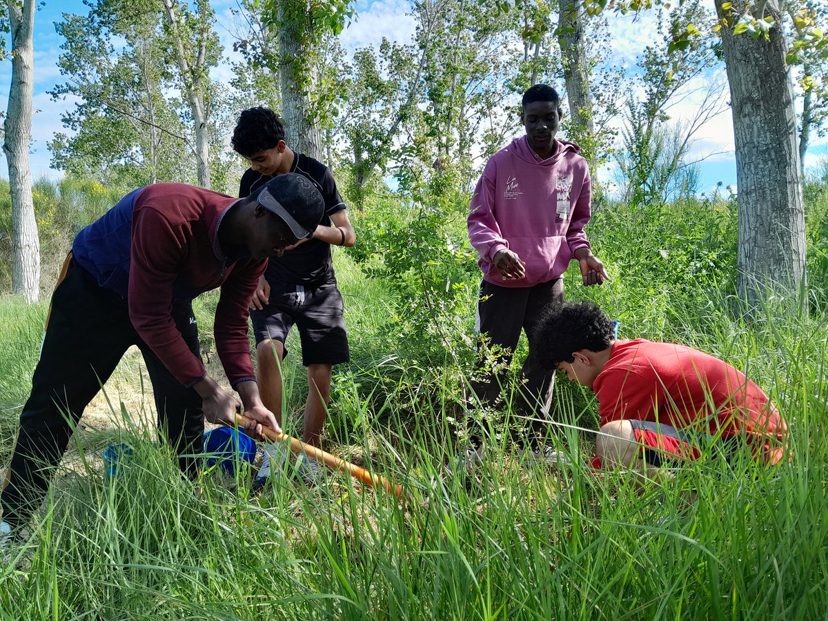 auroracet's tweet image. Activitats de #ServeiComunitari i #educacioAmbiental amb alumnat de l’Institut Pont del Diable del Barri de Sant Salvador #Tarragona Vam fer manteniment de plantacions al riu Francolí i descoberta de la fauna i la flora Fins l’any vinent!
Amb el suport de @TGNAjuntament.