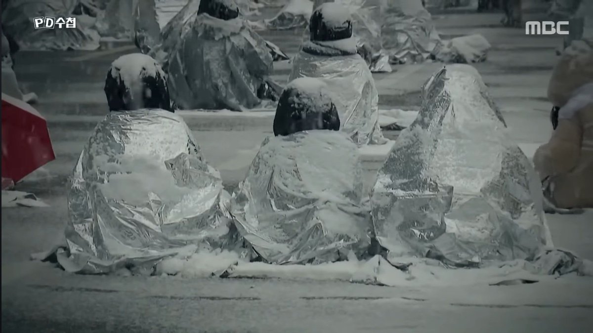 그 추운 날, 국민들이 저 고생을 해가며 겨우 이 상황을 만들어 놨는데, 내란범은 극장 가서 팝콘 먹으며 영화나 보고 있다. 
투표를 안 하는 것은 국민들에 대한 죄다.