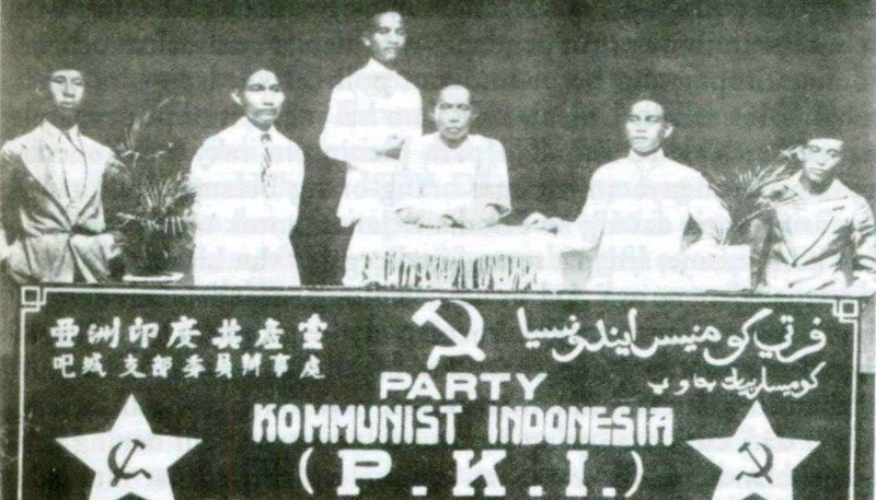 historia_id's tweet photo. PKI Didirikan

Hari ini dalam sejarah, 23 Mei 1920, Partai Komunis Indonesia (PKI) didirikan sebagai perubahan dari ISDV (Indische Sociaal Democratische Vereeniging atau Perhimpunan Sosial Demokrat Hindia Belanda). ISDV didirikan oleh Henk Sneevliet bersama orang-orang sosialis demokrat di Hindia Belanda.

Perubahan ISDV menjadi PKI karena Sneevliet menganjurkan agar ISDV menjadi anggota Komintern (Komunis Internasional). Untuk itu, ISDV harus memakai nama partai komunis dan menyebut nama negaranya.

Awalnya bernama Perserikatan Komunis Hindia. Kongres II pada Juni 1924 memutuskan mengubah namanyamenjadi Partai Komunis Indonesia, sehingga menjadi partai pertama yang menggunakan nama Indonesia. PKI juga menjadi partai komunis pertama di Asia dan organisasi komunis terbesar di luar blok Cina-Uni Soviet.

PKI berkembang pesat. Pada 1924 sudah memiliki seribu anggota. Namun, PKI melakukan pemberontakan terhadap pemerintah kolonial Belanda pada 1926-1927. Sehingga pemerintah kolonial Belanda melarang PKI dan mengasingkan ribuan orang komunis ke Boven Digul, Papua. Sejak itu, PKI bergerak di bawah tanah sehingga disebut PKI-ilegal sampai masa pendudukan Jepang.

Pada masa revolusi kemerdekaan, kaum komunis terpecah ke dalam beberapa organisasi: PKI-ilegal, Partai Sosialis, Partai Buruh Indonesia (PBI), PKI Mohammad Joesoeph, dan Pesindo. Setelah Musso tiba pada 1948 dengan gagasan “jalan baru”, dilakukanlah fusi tiga partai bermazhab Marxisme-Leninisme, yaitu PKI-ilegal, PBI, dan Partai Sosialis, menjadi PKI.

Setelah Peristiwa Madiun 1948, PKI tiarap dan baru muncul lagi awal 1951 di tangan anak-anak muda seperti D.N. Aidit, Njoto, dan M.H. Lukman. Mereka berhasil membesarkan PKI. Sehingga pada pemilu pertama tahun 1955, PKI menempati posisi keempat dengan meraih 16,4 persen suara.

Riwayat PKI berakhir setelah peristiwa Gerakan 30 September 1965. PKI dituding sebagai dalang pembunuhan para jenderal. Pemimpin, anggota, simpatisan PKI menjadi korban pembantaian sepanjang 1965-1966. Sejak itu hingga kini, PKI menjadi partai terlarang.*
