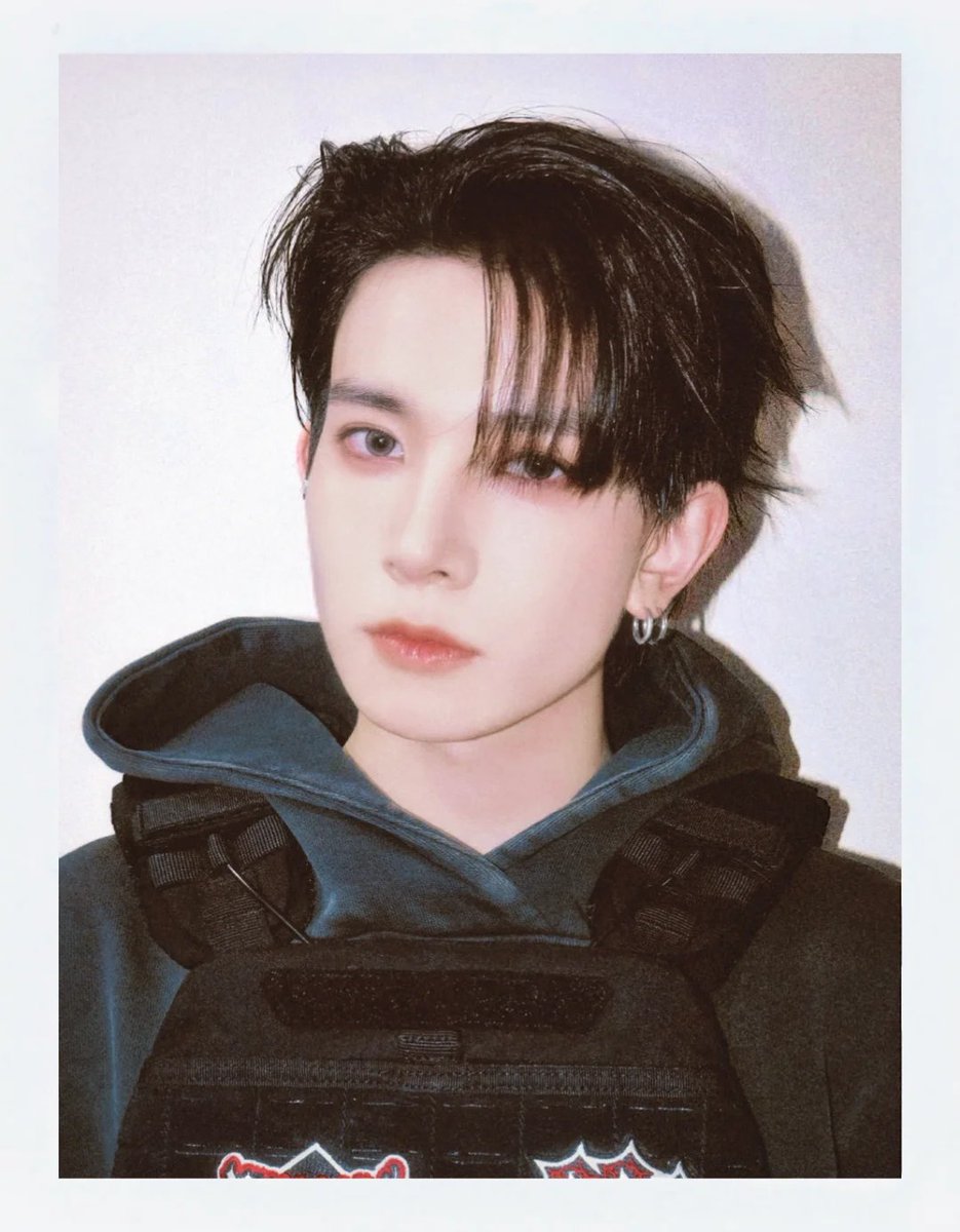 heeseungcokr's tweet photo. THIS HEESEUNG TEAR OFF FILMS EDIT https://t.co/XrB6edzCzZ