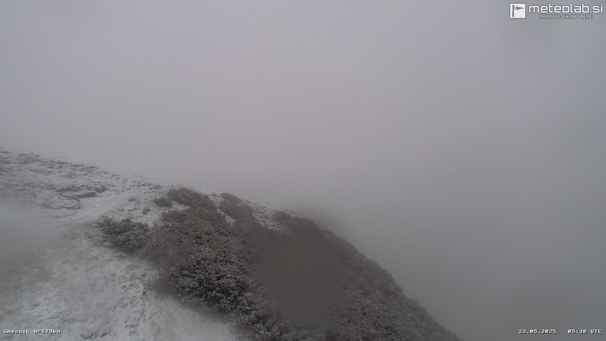 Snow has returned to the Alpe-Adria region. Here are the webcam images from Mount Lussari (Tarvisio), the Kredarica Hut near Mount Triglav, and Mount Sneznik (Dinaric Alps),

It will be a chilly day everywhere, with daily maximum temperatures well below the climate averages