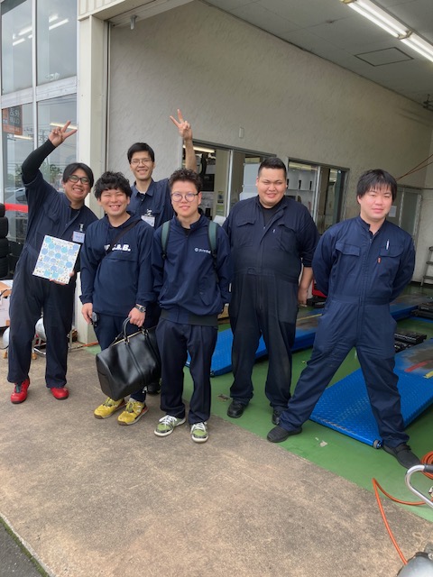 Taiyaichiba's tweet photo. 店舗研修最終日！
「もっと皆と一緒に働きたかった」「楽しかった！」「成長した姿を必ずみせる」と言ってくれた仲間に感動しました！本当に感謝！ 同じ目的に向かって一緒に学び合えた期間は貴重な時間！出会いって最高だなと思う瞬間です！#タイヤ市場 #研修 https://t.co/MfoIRaRK03